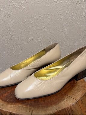 Bruno Magli Cream Leather Block Heel Pumps with Gold Insole